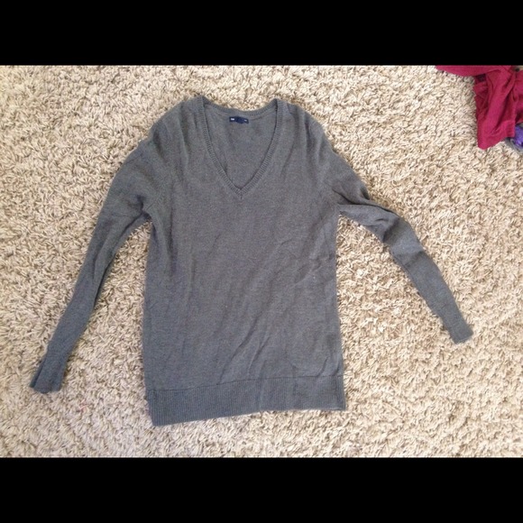 Grey v neck gap sweater