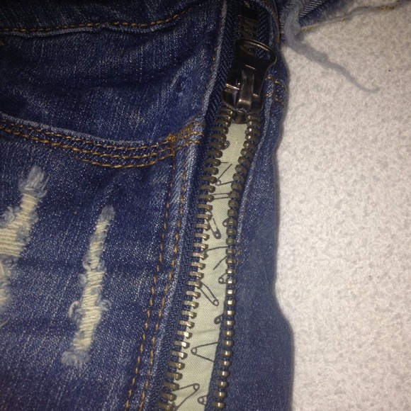 Two pairs of short jean shorts - Picture 3 of 3