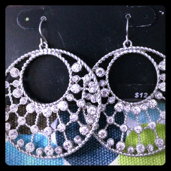 SOLD‼️ 😍 NWT SILVER TONE & RHINESTONES EARRINGS‼️