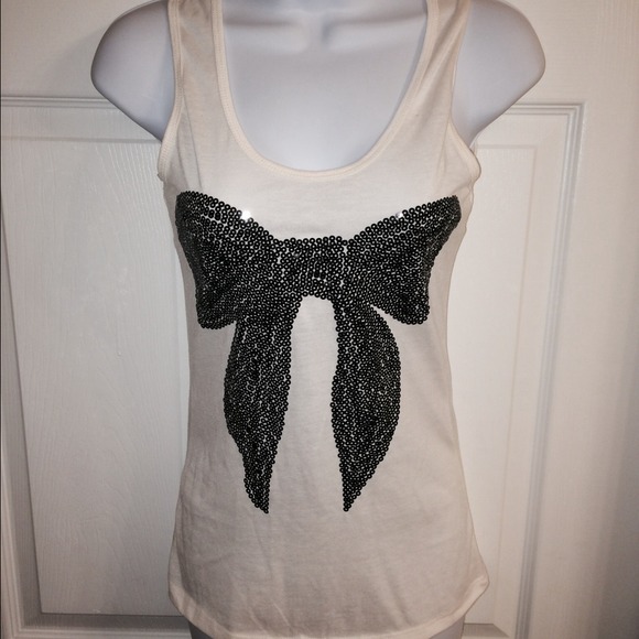 Tops - 🆕Beautiful cream and black sequins top.