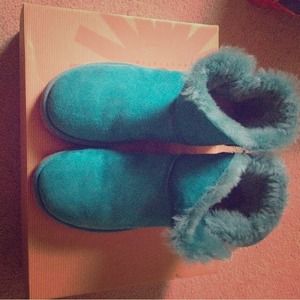 Women's Uggs Short mini bailey button boots size 9