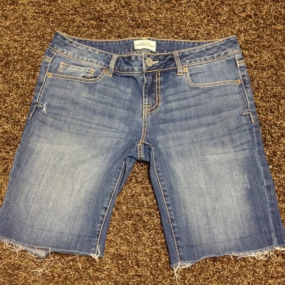 Aeropostale, light wash, Mid thigh.