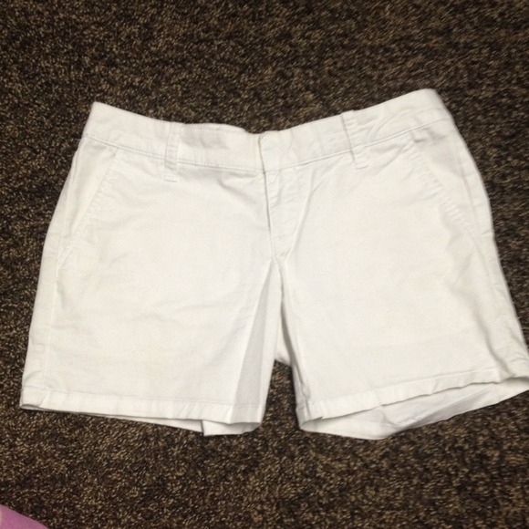 White, Cotten shorts from Billabong.