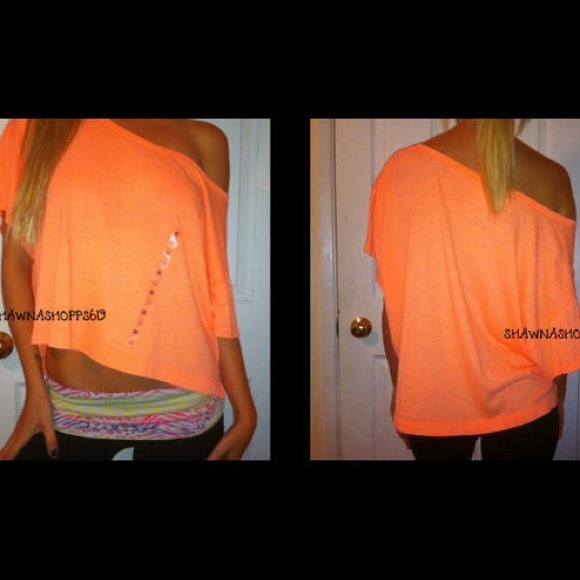 🎀Traded🎀 VS PINK Cropped Shirt