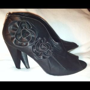 Black, pumps with 2 roses on the side. Zipper back