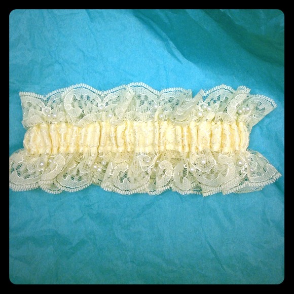 🌟TRADEDBrand new! Ivory garter