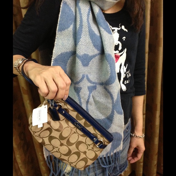 🚫SOLD🚫Coach Gallery Medium Wristlet - Picture 2 of 4