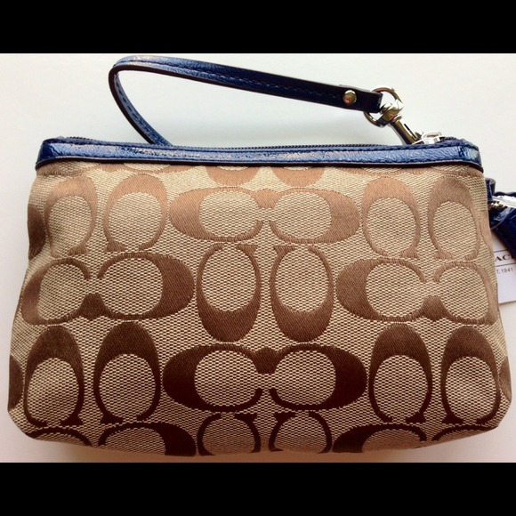 🚫SOLD🚫Coach Gallery Medium Wristlet - Picture 3 of 4
