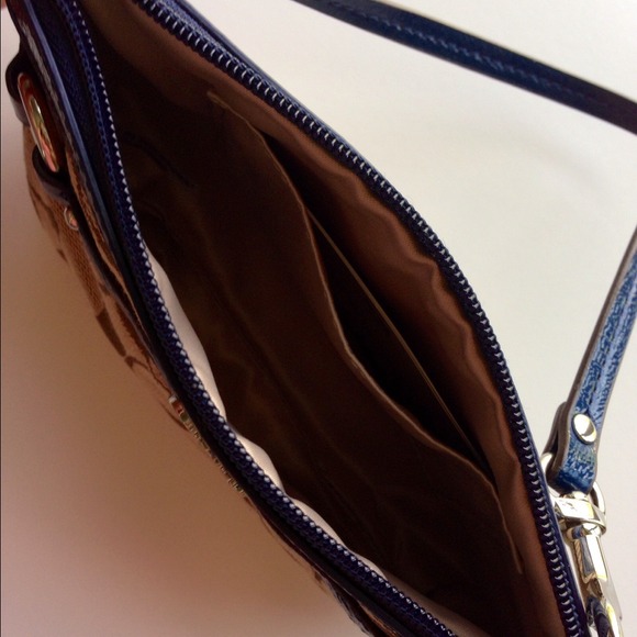 🚫SOLD🚫Coach Gallery Medium Wristlet - Picture 4 of 4