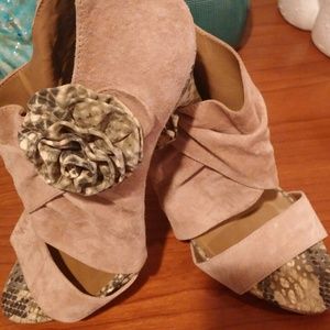 Steven by Steve Madden suede gray shoes..