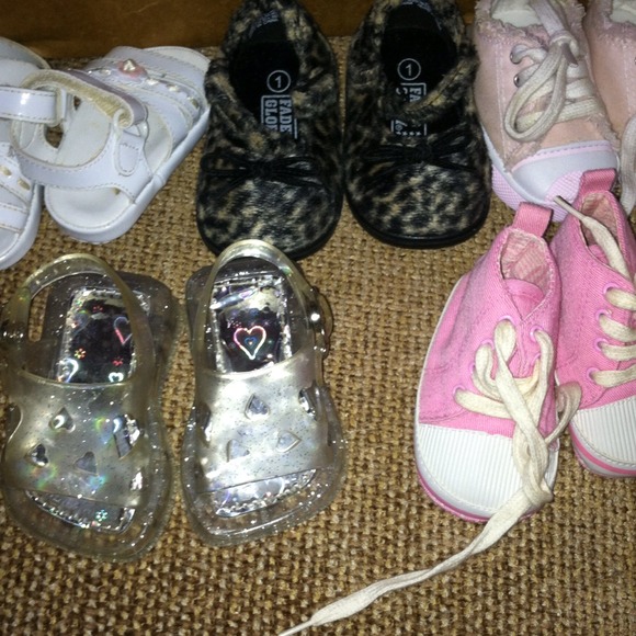 (10) pairs of baby shoes