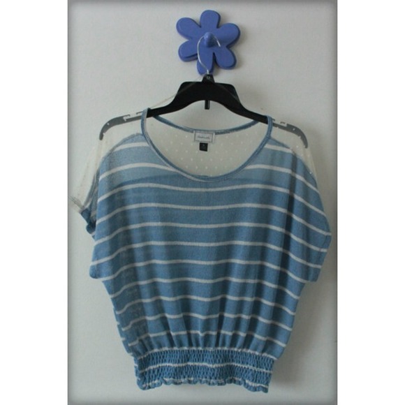 Cute blue and white poka-dot Top ✌️