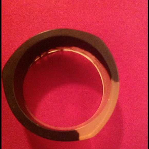 Black & white, retro, lucite inspired, bangle - Picture 2 of 2