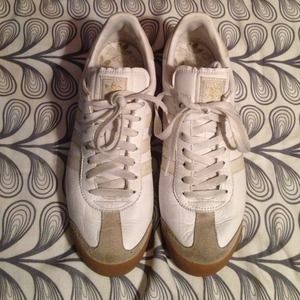 🎉🎉PRICE REDUCED🎉🎉Adidas tennis shoes