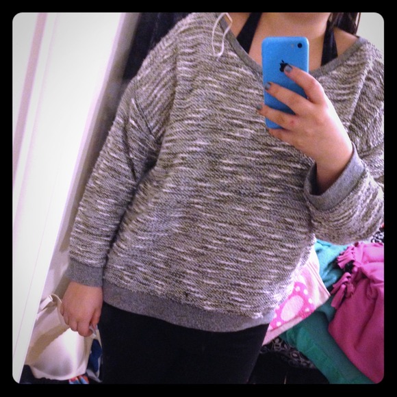 🚫SOLD🚫A&E gray hi-low sweater