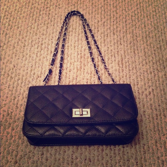 Black quilted flap maxi shoulder bag w/ gold chain