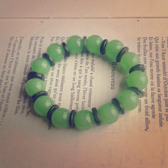 Jewelry - Green Balinese beaded bracelet