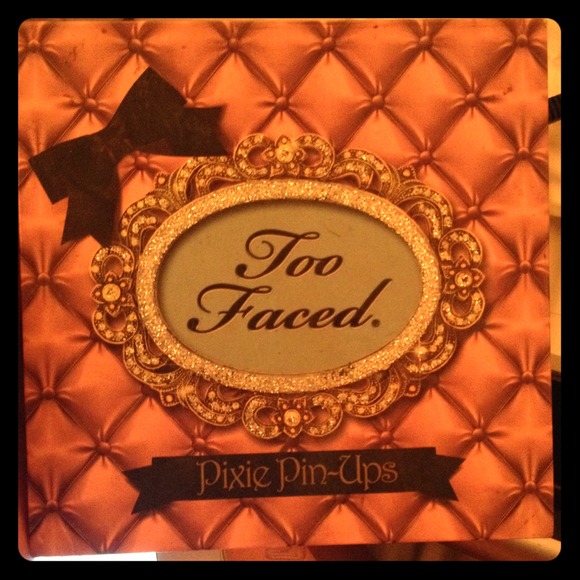 ✨Limited Edition Too Faced Pixie Pin up palette ✨