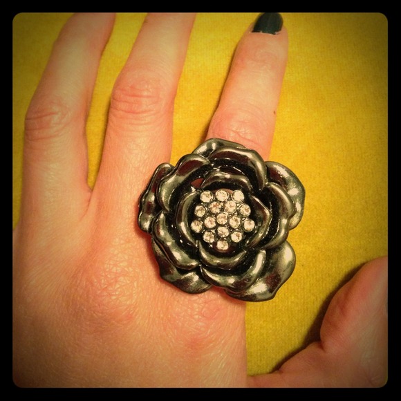 *Reduced price!* Gunmetal/rhinestone daisy ring.