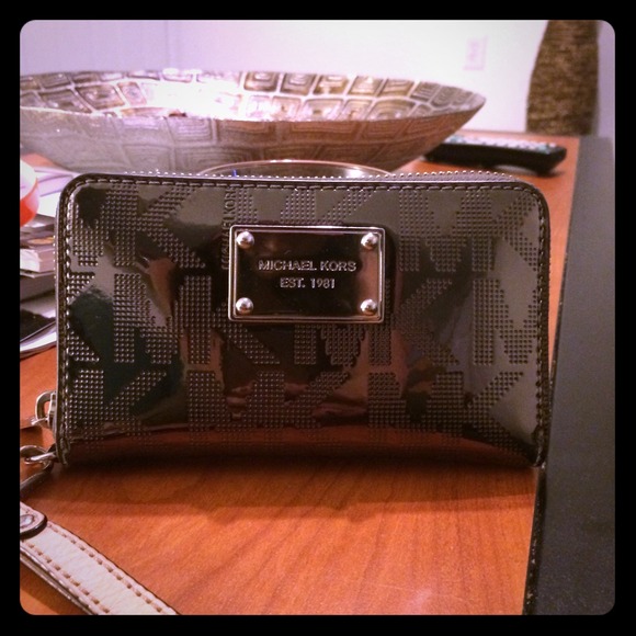 🔴SOLD🔴 Michael Kors Metallic Wallet