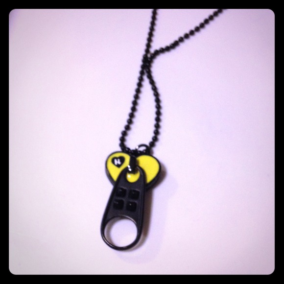 💛Harajuku Lovers Yellow Heart Zipper Necklace💛