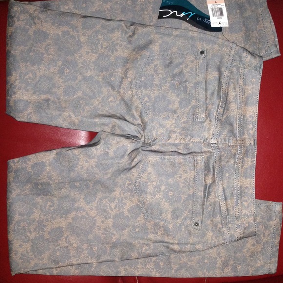 Macy's I.N.C. Brand skinny jeans with lacy designs - Picture 3 of 4