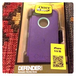 ✨✨iPhone 5 & 5S Otter Box case✨✨