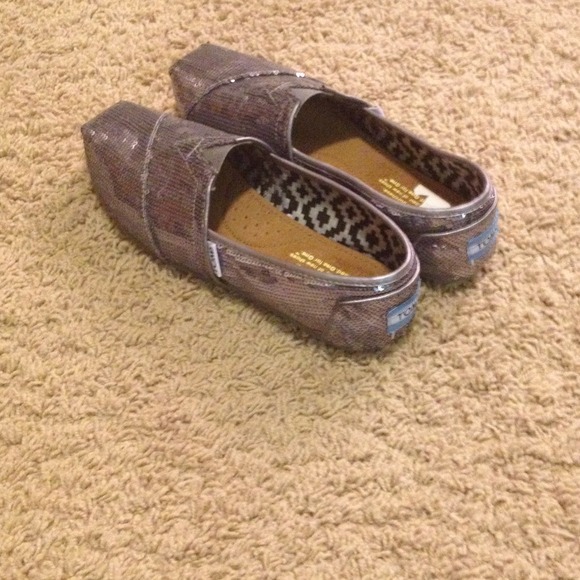 Toms size 6 w