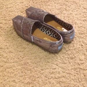 Toms size 6 w