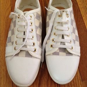 Super hot sneakers!!