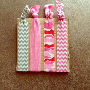 4 Elastic hair ties