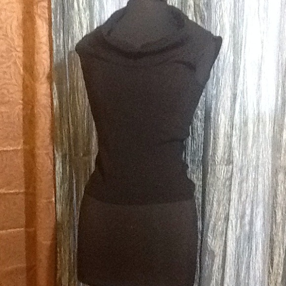 Scoop neck sleeveless top