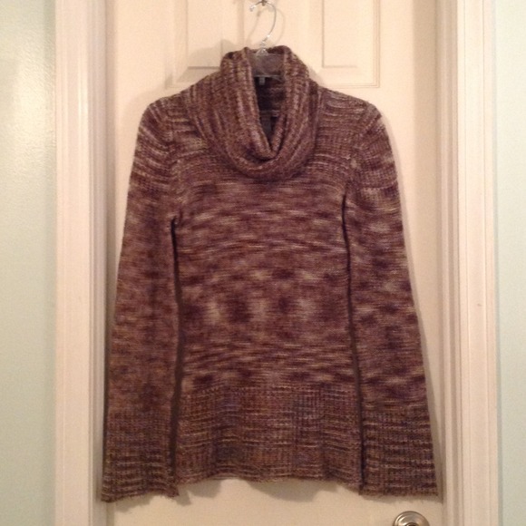 Very pretty American Rag sweater.