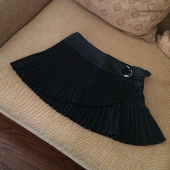 Black mini skirt with Leather trim💜 adorable!