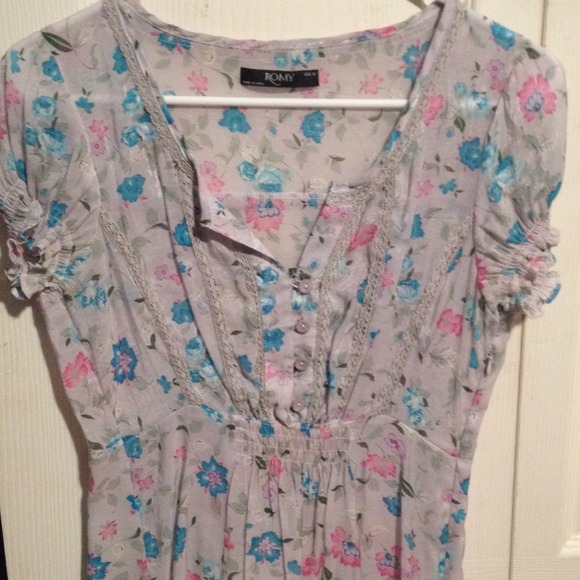 Beautiful blouse - Picture 2 of 4