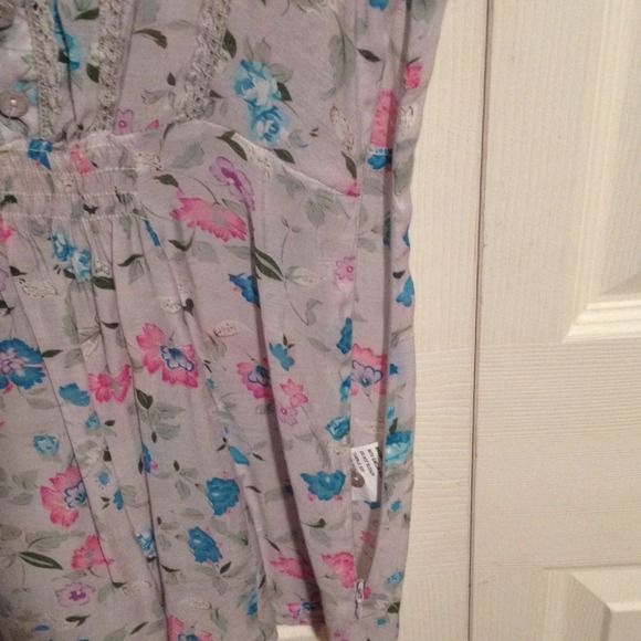 Beautiful blouse - Picture 3 of 4