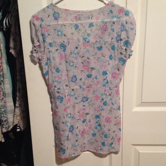 Beautiful blouse - Picture 4 of 4