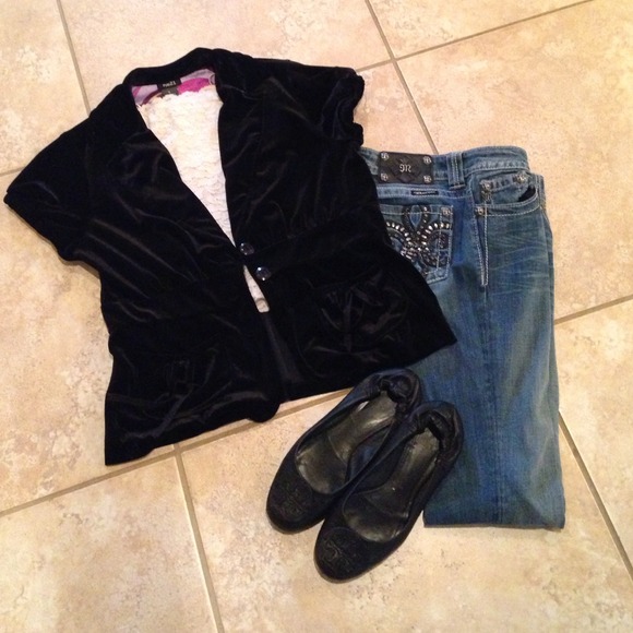 SHORT SLEEVED BLACK VELVET BLAZER