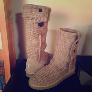 Classic Cardy Uggs 👣❄️⛄️