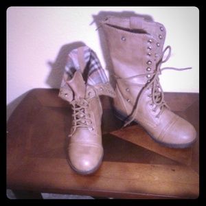 Combat boots