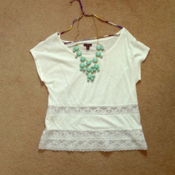TRADEDCute white lace paneled top!