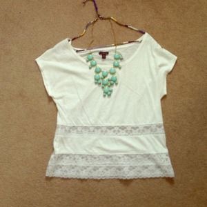 TRADEDCute white lace paneled top!