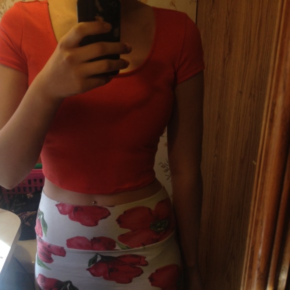 Now cut out crop top 🎀 - Picture 2 of 2