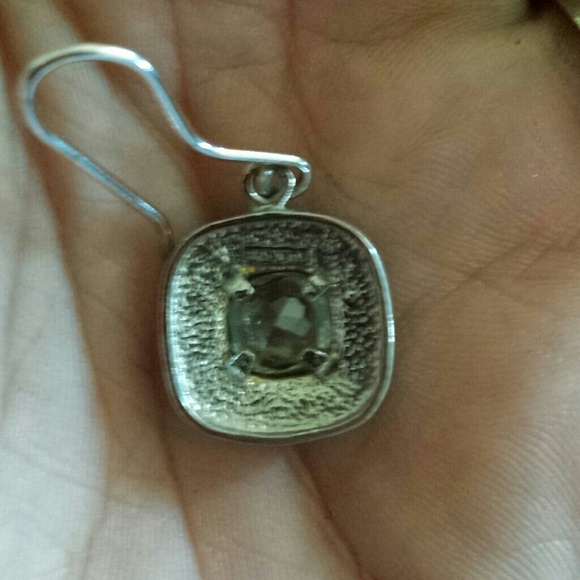 Beautiful Sterling Silver earrings with Sapphire - Picture 3 of 3