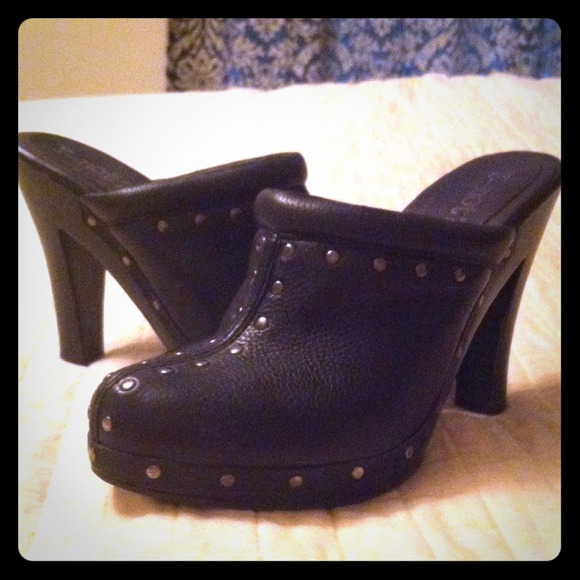Black leather clog