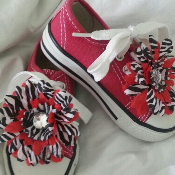 Toddler girls size 6 kidget converse
