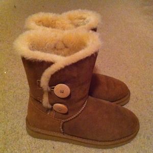 button fur boots