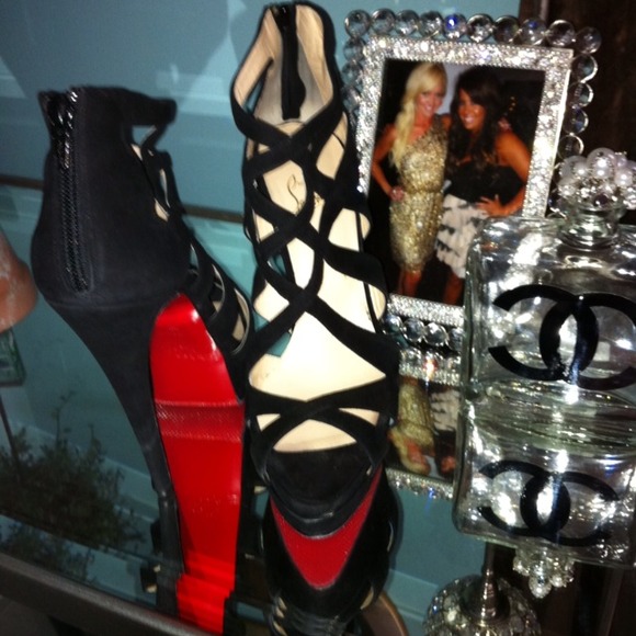 💋SOLD💋 "Christian Louboutin Platform Pump". - Picture 3 of 4