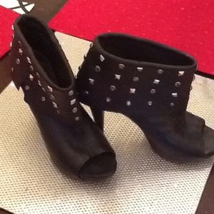 Black leather studded  sz7 Vince camuto booties