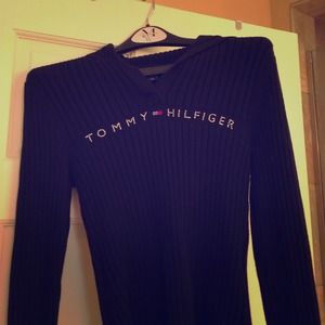 Chic black Tommy Hilfiger sweater with gem logo!